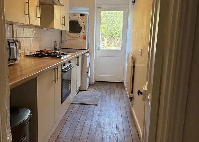 5 Brunswick St - Bedroom 01 Downstairs *