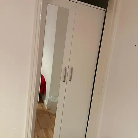 5 Brunswick St - Bedroom 01 Downstairs Bristol