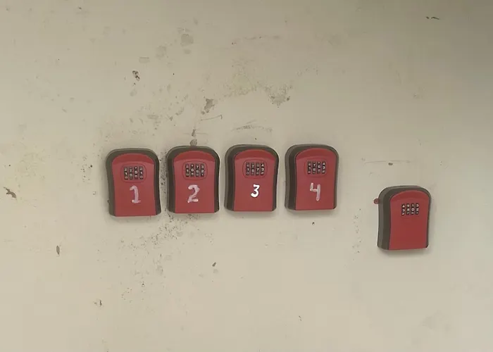 5 Brunswick St - Bedroom 01 Downstairs * ブリストル